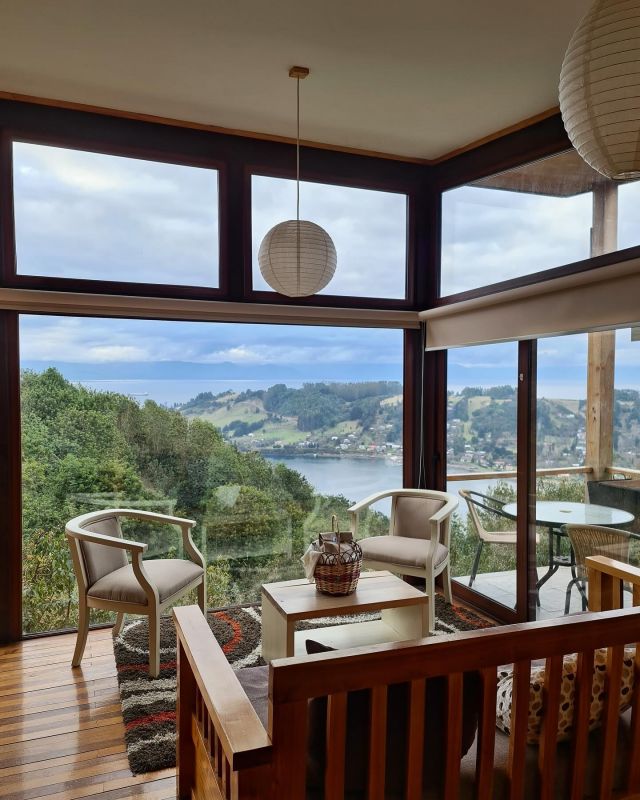 Descansar en Tungulú Cabañas es una experiencia única de tranquilidad y belleza.

Nuestras acogedoras cabañas te ofrecen la oportunidad de relajarte en medio de la naturaleza, con lindas vistas a la isla Tenglo y sus paisajes espectaculares.

Desde la comodidad de tu cabaña, puedes disfrutar de la serenidad de la costa chilena, admirando el mar y la isla en todo su esplendor.

Un lugar perfecto para desconectar, recargar energías y deleitarse con la belleza natural que rodea a Tungulú Cabañas.

Reserva tu estadía con nosotros: +56 9 4290 9059 | reservas@tungulu.cl

Te esperamos ❤️

#tungulu #turismochile #islatenglo #puertovaras #puertomontt #surdechile #cabañas #beautifuldestinations #beautifulhotels #santiagodechile #recorriendochile
