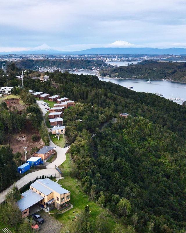 Tungulú Cabañas es un encantador refugio en plena naturaleza, ubicado en un entorno cálido y sereno. 

Nuestras acogedoras cabañas te ofrecen un alojamiento cómodo y relajante, perfecto para escapar del ajetreo de la vida cotidiana. 

Podrás disfrutar de la tranquilidad del Sur de Chile, ya que es el lugar ideal para desconectar y disfrutar de la tranquilidad de la zona. Ya sea para una escapada romántica, unas vacaciones en familia o una aventura al aire libre.

Tungulú te brinda una experiencia única de principio a fin.

Reservas al Whatsapp: +56 9 4290 9059 o al correo reservas@tungulu.cl, te esperamos ❤️

#surdechile #cabañas #puertovaras #puertomontt #visitchile #chiletravel #tungulu #frutillar