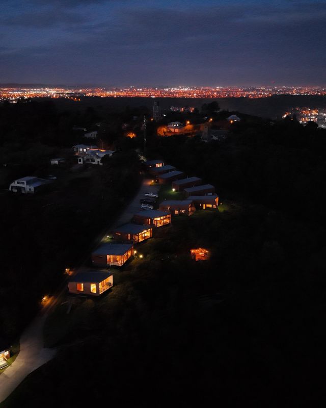 La vista desde Tungulú Cabañas de noche es verdaderamente impresionante. 

A medida que el sol se pone en el horizonte, el cielo se tiñe de tonos cálidos y dorados que lentamente se desvanecen en la oscuridad. 

Las cabañas se iluminan con suaves luces, creando un ambiente acogedor y mágico, desde esta tranquila ubicación, se pueden observar las luces parpadeantes de la ciudad a lo lejos, creando un contraste perfecto entre la serenidad de la naturaleza y la energía de la vida urbana. 

Esta vista nocturna en Tungulú Cabañas es un recordatorio de la belleza y la paz que se pueden encontrar en la naturaleza, y es un lugar perfecto para relajarse y maravillarse ante la inmensidad del universo.

#tungulu #turismochile #cabañas #surdechile